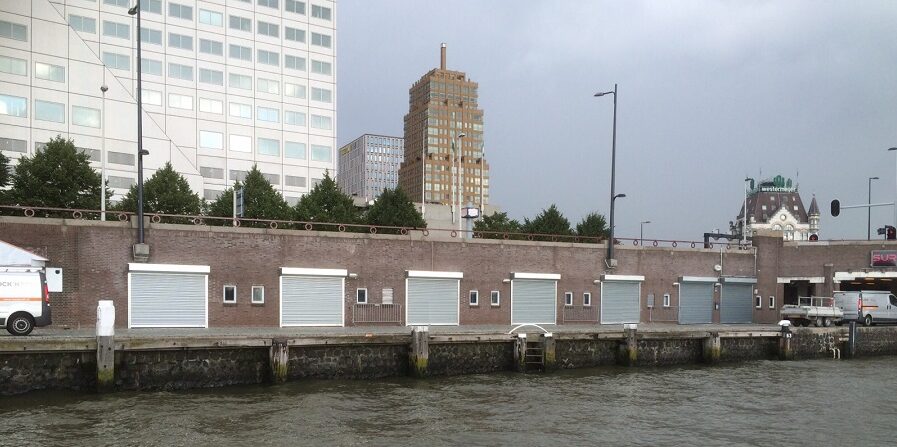 Stalen beveiligingsrolluiken aan de Boompjeskade te Rotterdam