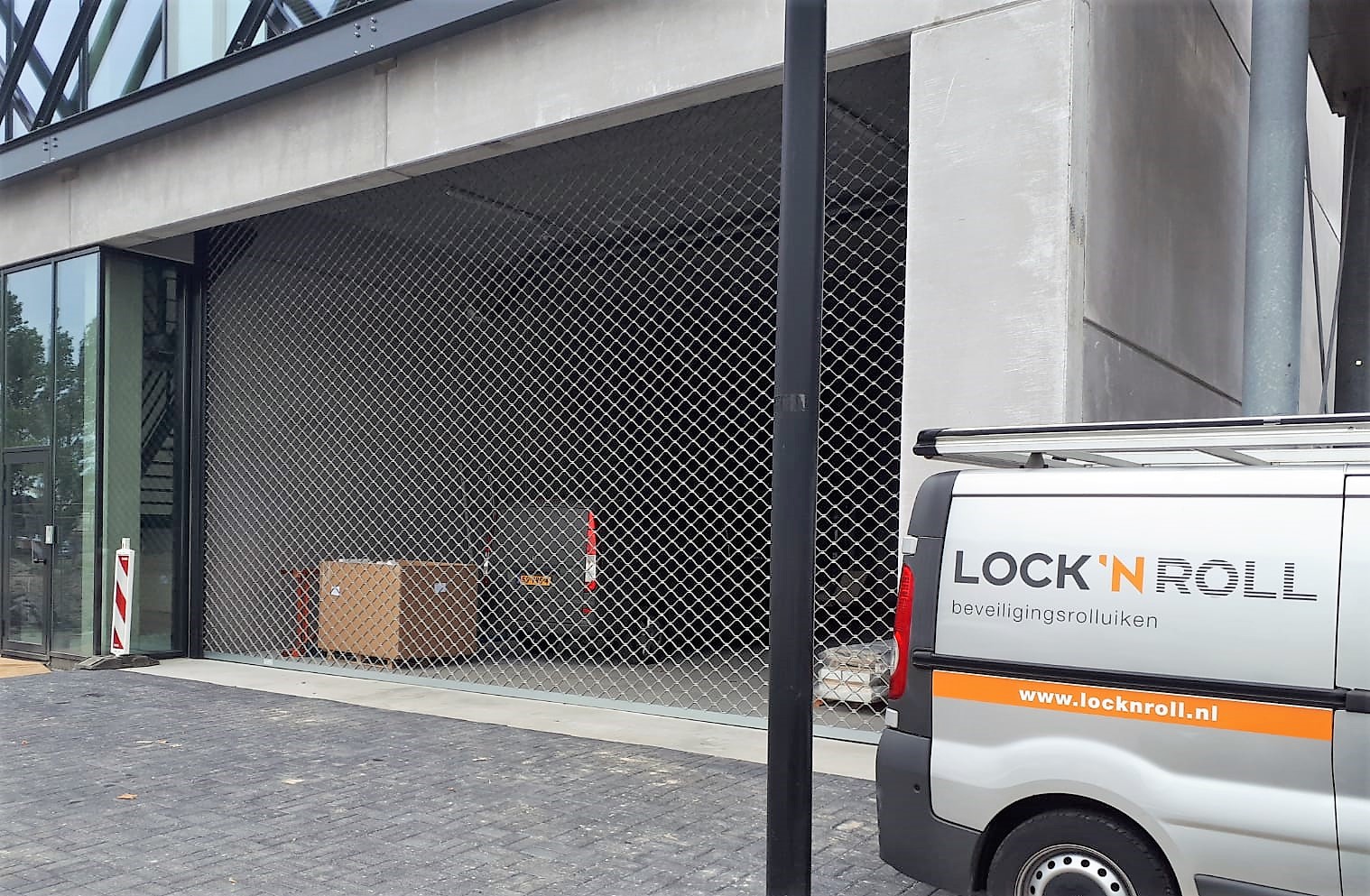 Laaddocks Vyva Fabrics beveiligd met stripstalen rolhek 10×6 meter